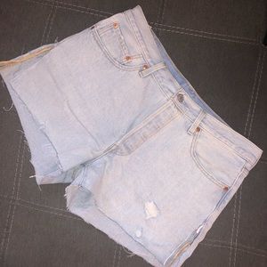 LEVI’S JEAN SHORTS!